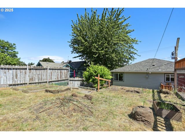 722 E 14TH St, The Dalles, OR 97058