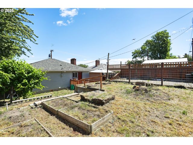 722 E 14TH St, The Dalles, OR 97058