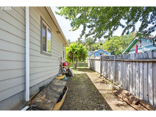 722 E 14TH St, The Dalles, OR 97058