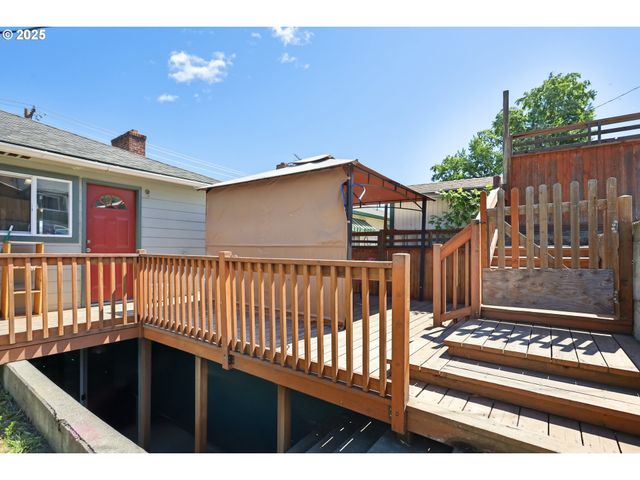 722 E 14TH St, The Dalles, OR 97058
