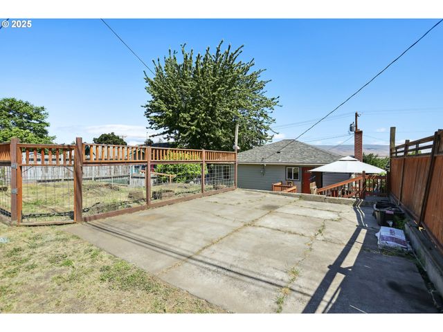 722 E 14TH St, The Dalles, OR 97058
