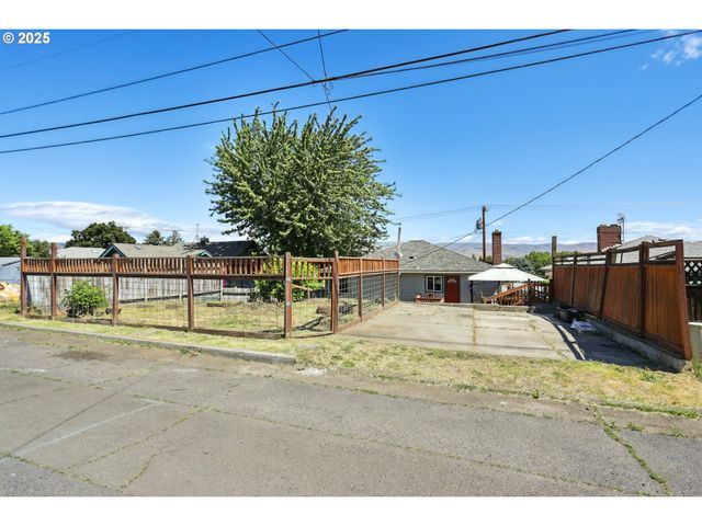 722 E 14TH St, The Dalles, OR 97058