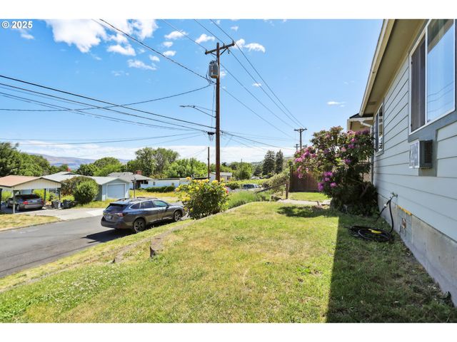 722 E 14TH St, The Dalles, OR 97058