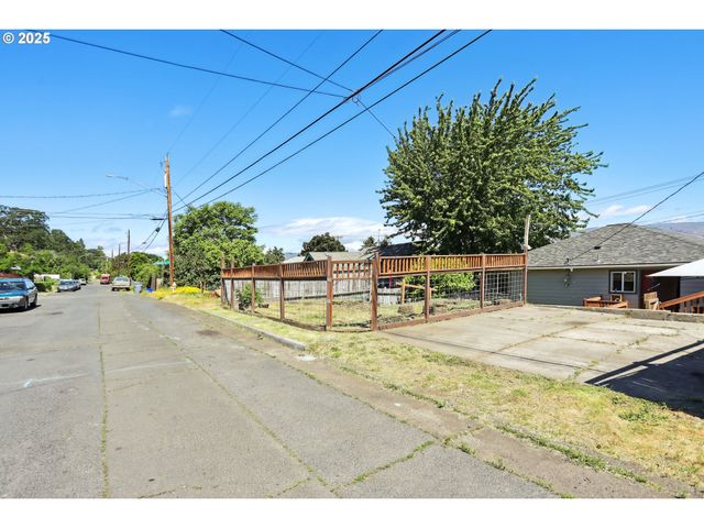 722 E 14TH St, The Dalles, OR 97058