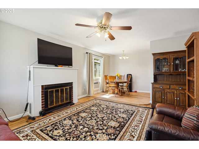 722 E 14TH St, The Dalles, OR 97058