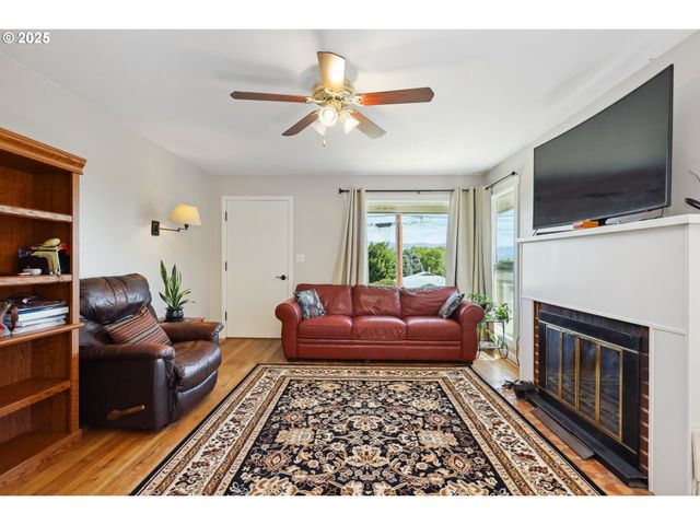 722 E 14TH St, The Dalles, OR 97058