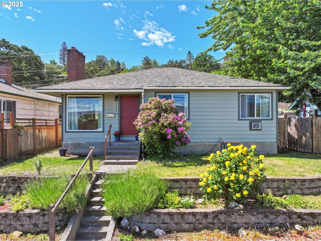 722 E 14TH St, The Dalles, OR 97058