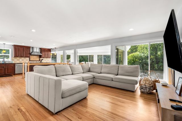 42 Farview Ave, Shrewsbury, MA 01545