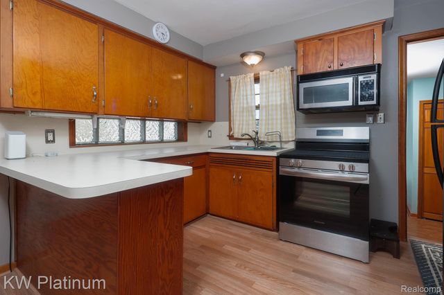 541 Cloverlawn Street, East China Township, MI 48054