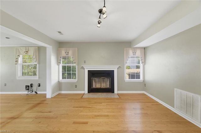 304 Susan Newton LN, Yorktown, VA 23693