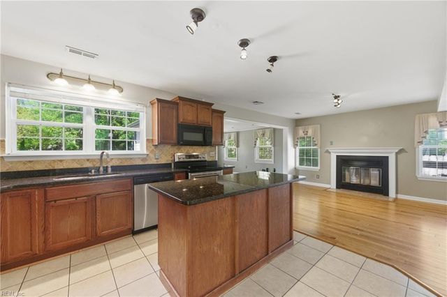 304 Susan Newton LN, Yorktown, VA 23693