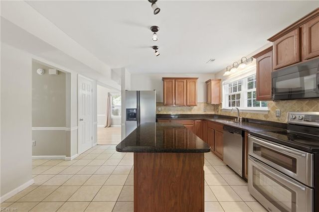 304 Susan Newton LN, Yorktown, VA 23693