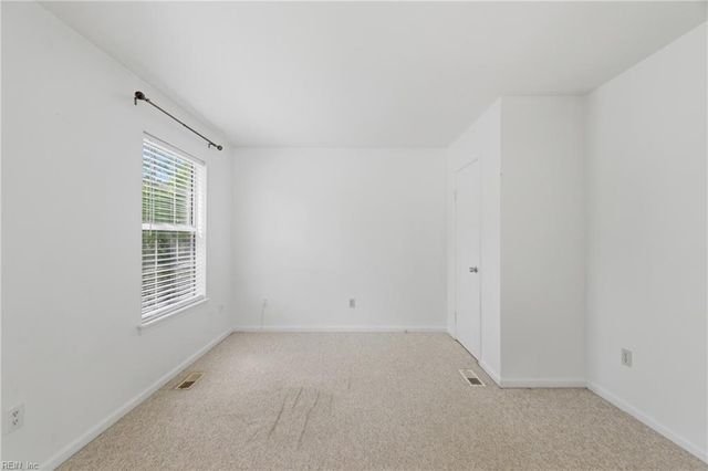 304 Susan Newton LN, Yorktown, VA 23693