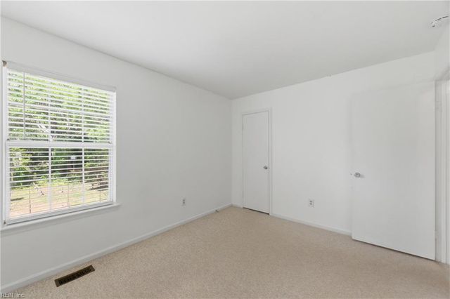 304 Susan Newton LN, Yorktown, VA 23693