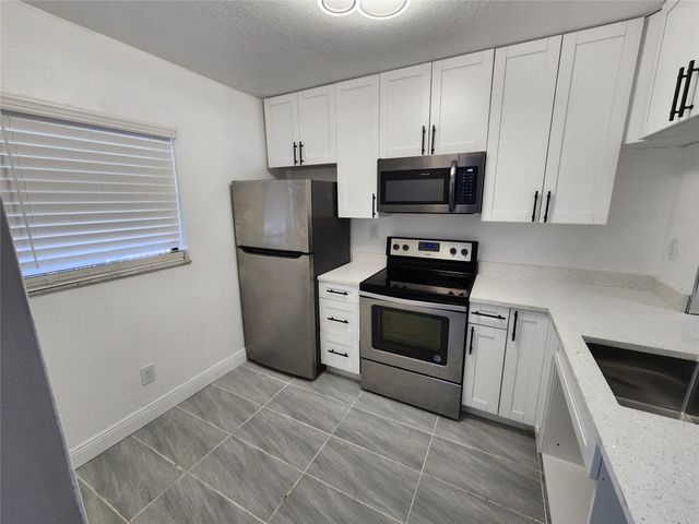 1156 NW 106th Terrace 204, Hollywood, FL 33026