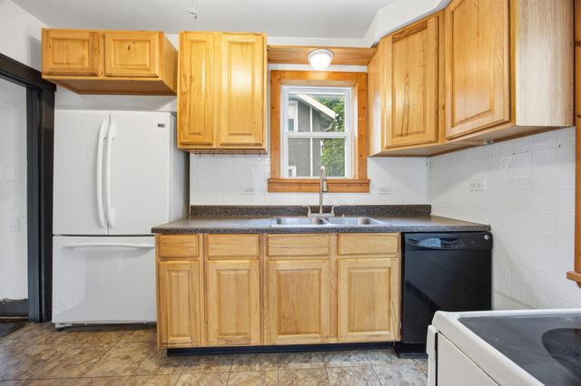 1124 University Drive S, Fargo, ND 58103