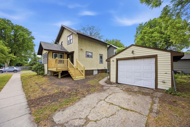 1124 University Drive S, Fargo, ND 58103