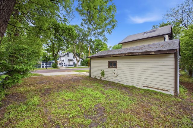 1124 University Drive S, Fargo, ND 58103