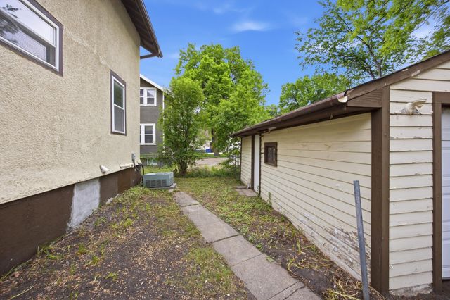 1124 University Drive S, Fargo, ND 58103
