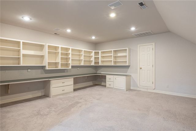 2865 N Dorchester Drive, Fayetteville, AR 72703