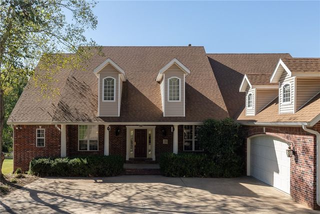 2865 N Dorchester Drive, Fayetteville, AR 72703