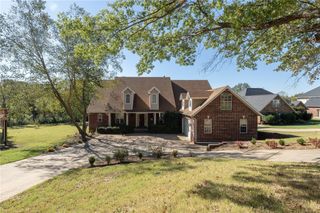 2865 N Dorchester Drive, Fayetteville, AR 72703