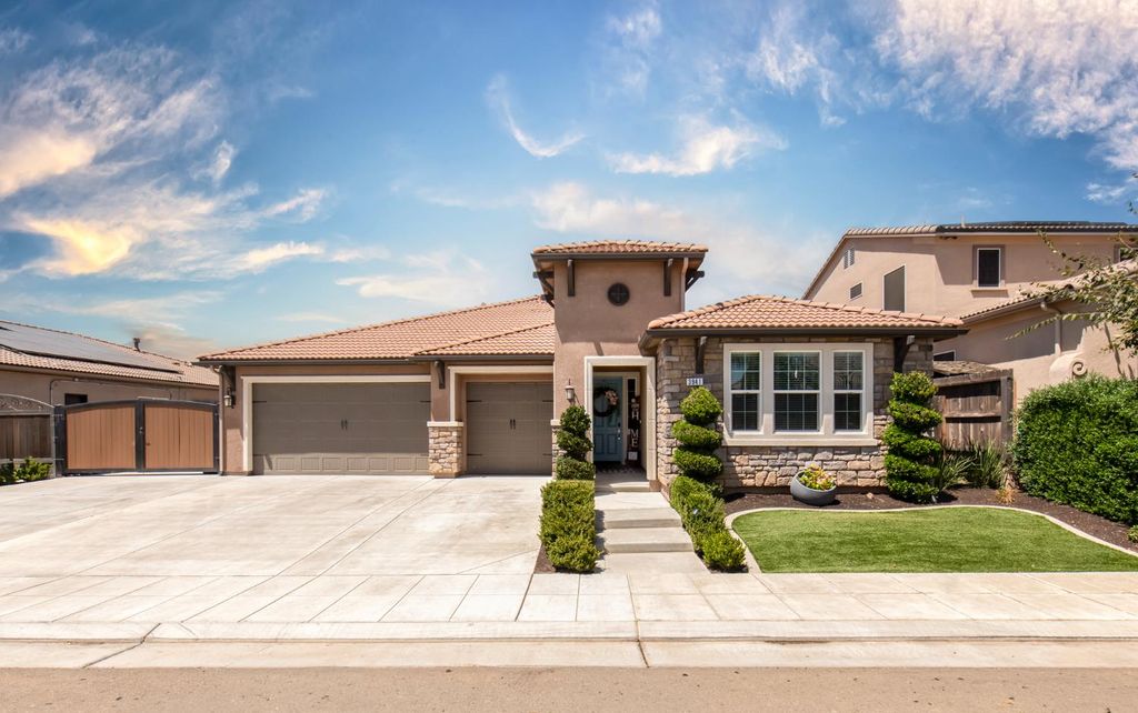 Image 1 of property listing at 3941 Sussex Avenue, Clovis, CA 93619