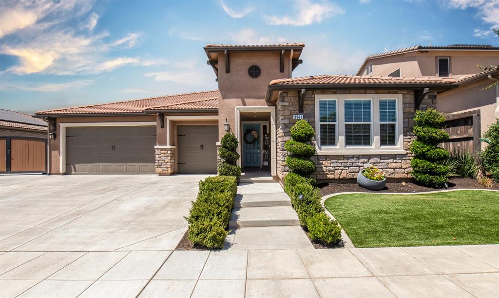 Image 2 of property listing at 3941 Sussex Avenue, Clovis, CA 93619