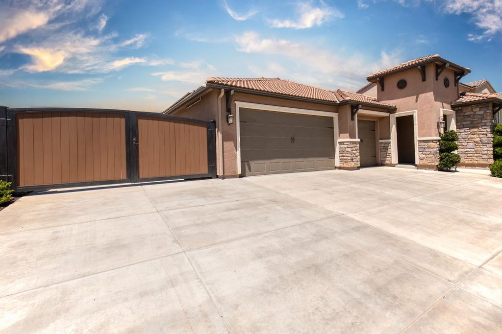 Image 3 of property listing at 3941 Sussex Avenue, Clovis, CA 93619