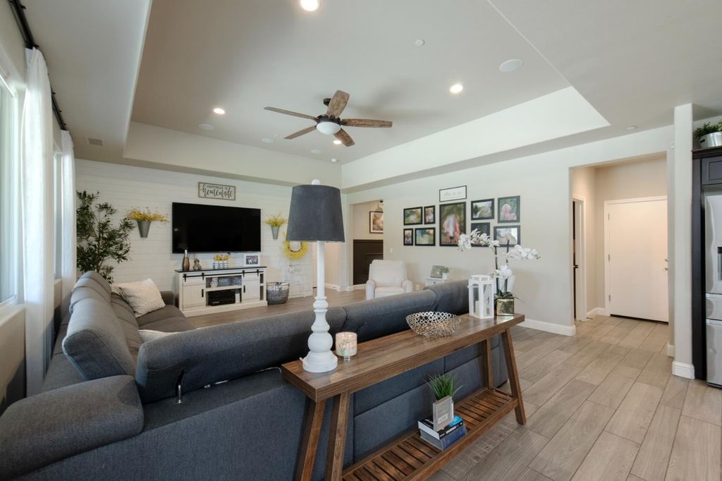 Image 7 of property listing at 3941 Sussex Avenue, Clovis, CA 93619