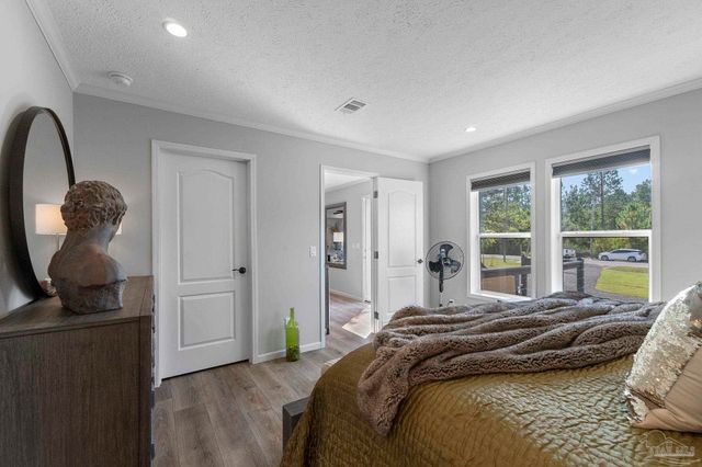 7984 Twin Lake Dr, Milton, FL 32583