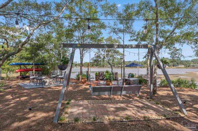 7984 Twin Lake Dr, Milton, FL 32583