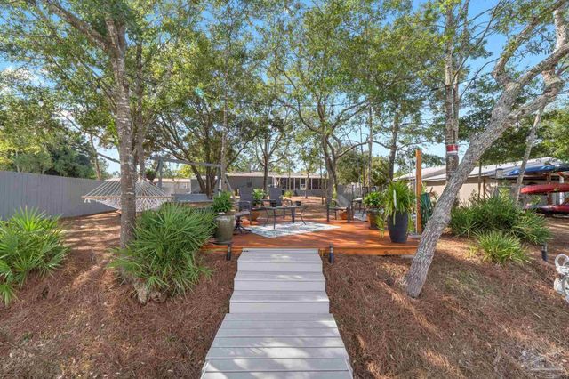 7984 Twin Lake Dr, Milton, FL 32583