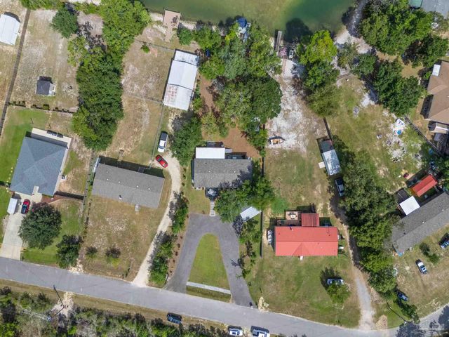 7984 Twin Lake Dr, Milton, FL 32583