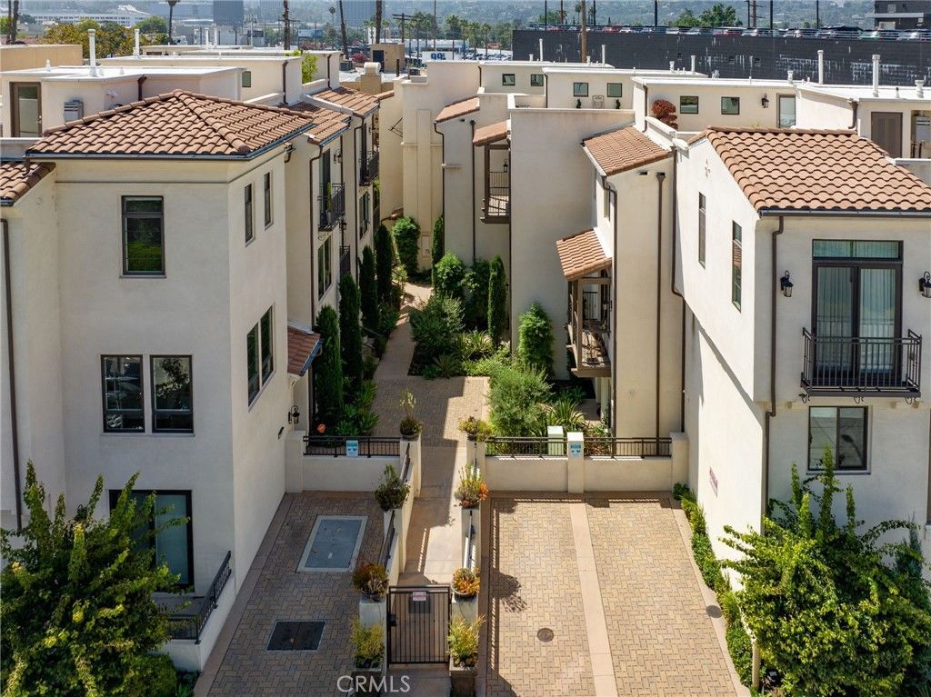 10736 Bloomfield Street, Toluca Lake, CA 91603 — exterior