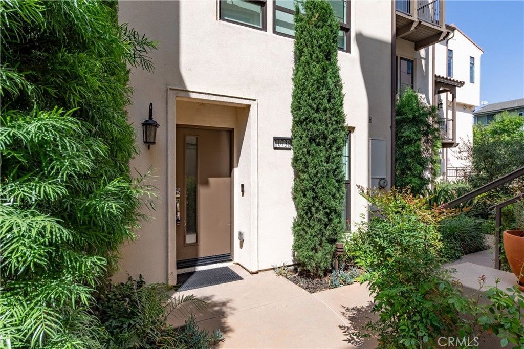 10736 Bloomfield Street, Toluca Lake, CA 91603 — photo 2