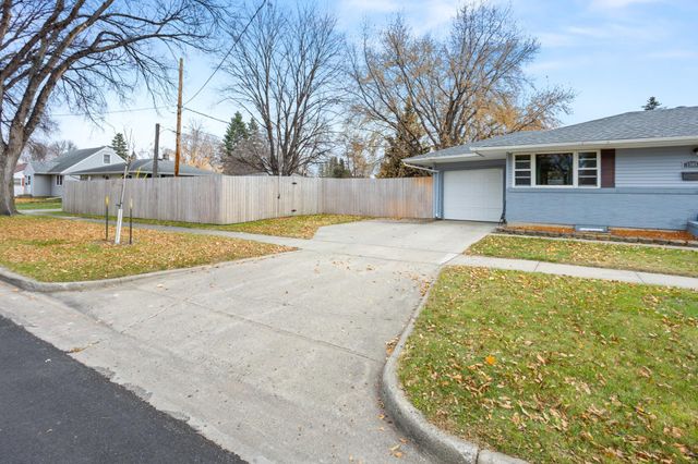 1305 12th Avenue N, Moorhead, MN 56560