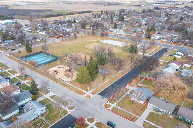 1305 12th Avenue N, Moorhead, MN 56560