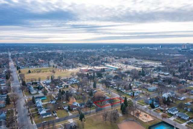 1305 12th Avenue N, Moorhead, MN 56560