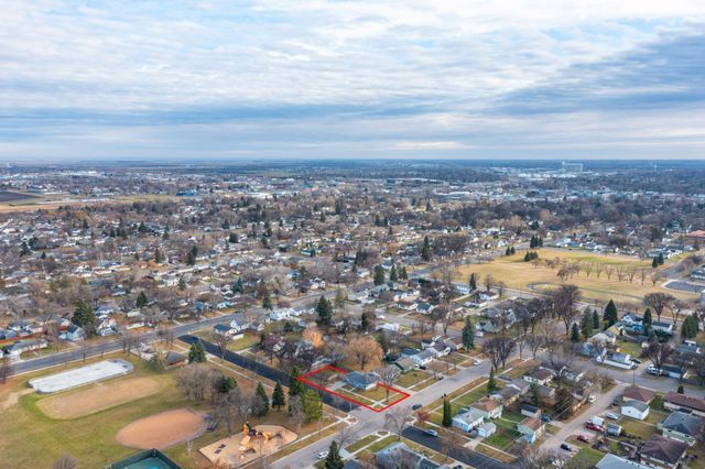 1305 12th Avenue N, Moorhead, MN 56560