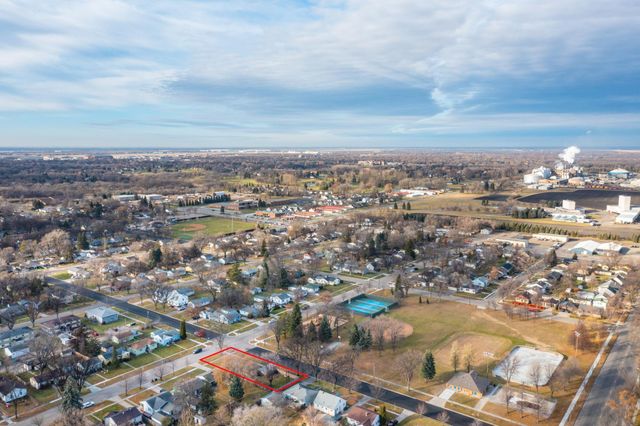1305 12th Avenue N, Moorhead, MN 56560