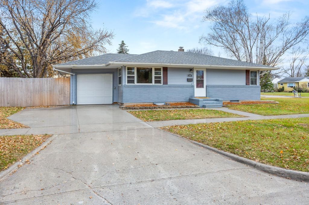 1305 12th Avenue N, Moorhead, MN 56560