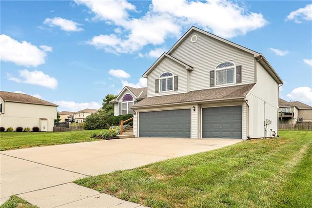 9015 N Essex Drive, Kansas City, MO 64156