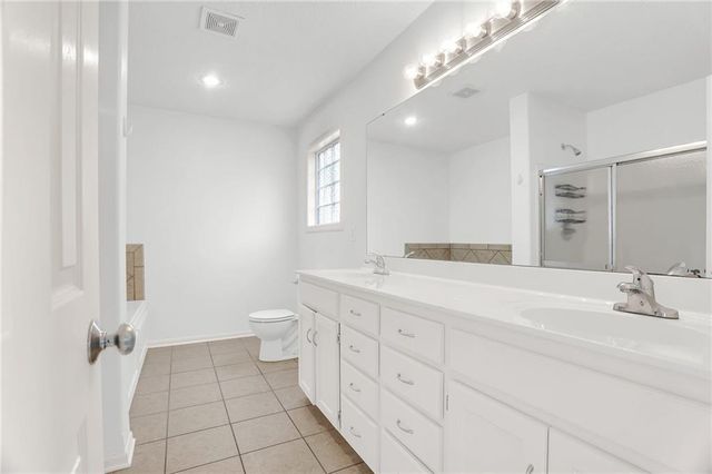 9015 N Essex Drive, Kansas City, MO 64156