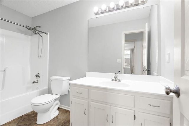 9015 N Essex Drive, Kansas City, MO 64156