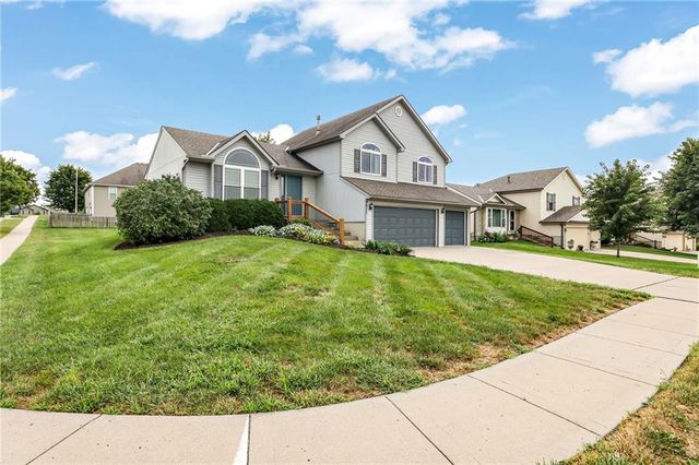 9015 N Essex Drive, Kansas City, MO 64156