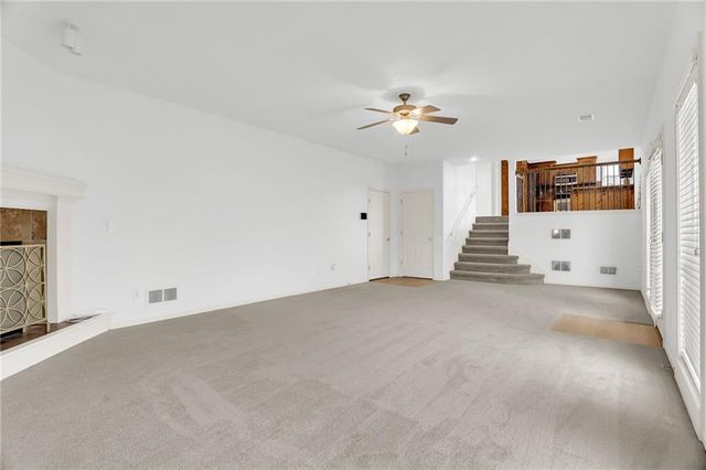 9015 N Essex Drive, Kansas City, MO 64156