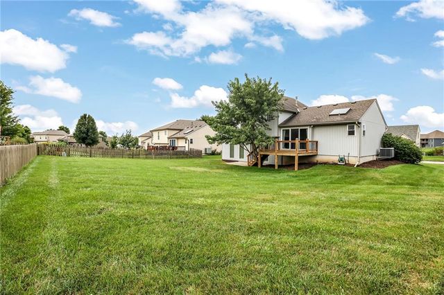 9015 N Essex Drive, Kansas City, MO 64156