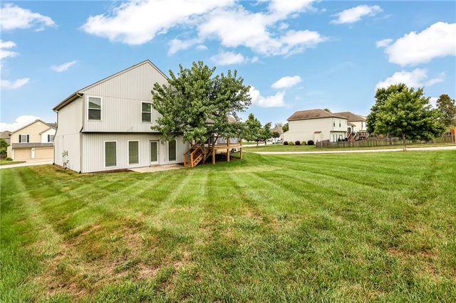 9015 N Essex Drive, Kansas City, MO 64156