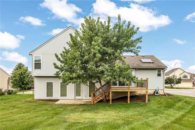 9015 N Essex Drive, Kansas City, MO 64156